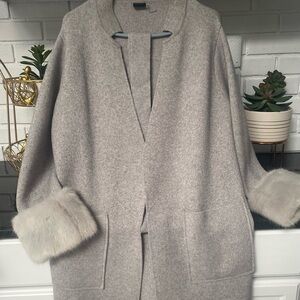 Fur trimmed jacket. Can be worn with or without belt